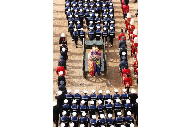 Mit einer gewaltigen Prozession, an der neben der Royal Family auch 4.000 Mitglieder des Militärs teilnahmen...