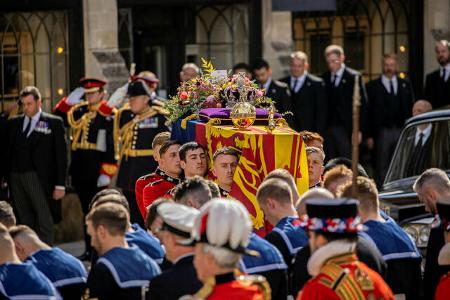 Sie waren umgeben von anderen Militärs, es folgte die Familie