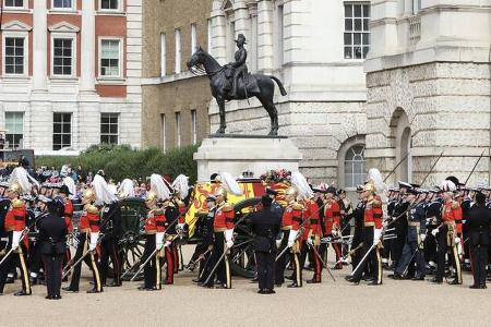 Eine Stunde dauerte nach der Andacht vor 2000 geladenen Gästen aus aller Welt der Marsch von der Westminster Abbey zum Wellington Arch, wo der Sarg für seine Reise nach Windsor...