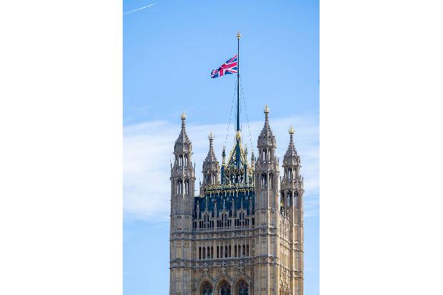 Am Montag gibt es eine letzte private Trauerfeier in der St. George's Chapel in Windsor, wo die Monarchin neben ihrem im letzten Jahr verstorbenen Mann Prinz Philip zur letzten Ruhe gebettet werden soll.