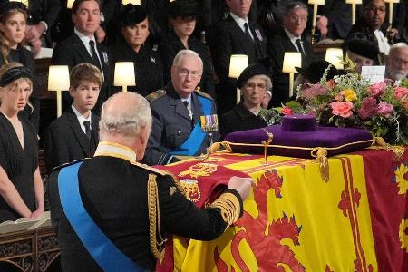 König Charles III. legt Flagge des Queen-Regiments auf Sarg nieder
