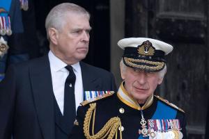 Wollte Prinz Andrew verhindern, dass Charles König wird?