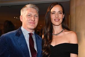 Bastian Schweinsteiger und Ana Ivanović danken Roger Federer
