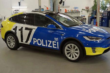 Tesla Model X Polizei Basel