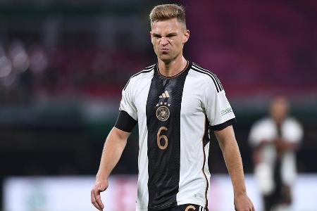 MITTELFELD: Joshua Kimmich - Note: 3,5 - Fand zwar besser in die Partie als noch gegen Ungarn und bot gute Passwerte an. In vielen Szenen mangelte es aber an Mut im Spiel nach vorne. Hatte lediglich eine gute Phase kurz nach dem Seitenwechsel. In der defensiven Absicherung mit Nachlässigkeiten, die sich auch bei gegnerischen Standards zeigten.