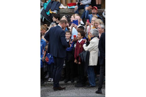 Es war der erste offizielle Termin von Kate und William seit dem Tod seiner Großmutter Queen Elizabeth II., und die Trauer um die Monarchin bestimmte noch immer viele Gespräche des Prinzen mit den zahlreichen Schaulustigen.