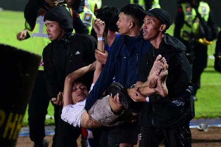 Mindestens 125 Tote und 180 Verletzte nach Fußballspiel in Indonesien