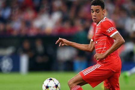Jamal Musiala (bis 81.) - Note: 1,0 - Mit Abstand der beste Mann auf dem Platz, setzte seine Weltklasse-Form auch gegen Bayer 04 fort. Zwei Vorlagen und ein Tor sprechen Bände. Beim 1:0 setzte er Sané mit einem schönen Flankenlauf in Szene, das 2:0 erzielte er mit einem satten Schuss selbst. Ein einfacher Querpass zu Mané markierte den zweiten Assist. War mit seiner engen Ballführung kaum von der Kugel zu trennen und bereitete der Werkself-Abwehr mit jeder Aktion Kopfschmerzen.