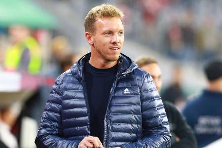 FC Bayern vs. Viktoria Pilsen: Die bestätigte Aufstellung - Am Dienstagabend (18:45 Uhr) trifft der FC Bayern in der Champions League auf den tschechischen Vertreter Viktoria Pilsen. Nach zwei Siegen zum Auftakt der Königsklasse wollen die Münchner auch den letzten Gruppengegner schlagen. Doch die Corona-Ausfälle von Joshua Kimmich und Thomas Müller bereiten Sorgen. So wird das Duo ersetzt! Die bestätigte Aufstellung zum Durchklicken: