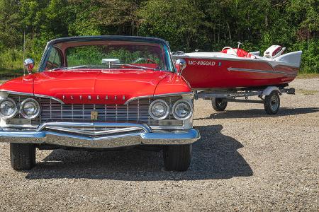 1961 Plymouth Fury Two-Door Hardtop mit 1957 Herter's Boat 
