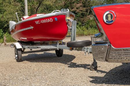 1961 Plymouth Fury Two-Door Hardtop mit 1957 Herter's Boat 