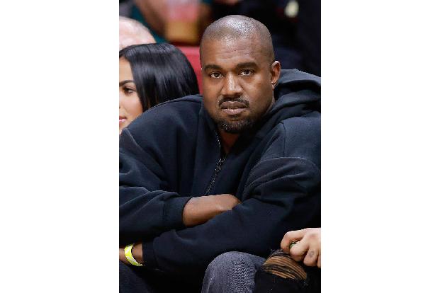 …Kanye West und Kim Kardashian. Oder vielmehr der von Kanye West, denn Kim Kardashian versucht zumindest, die Differenzen der Ex-Eheleute von Social Media fernzuhalten — ganz im Gegensatz zu ihrem Man ...