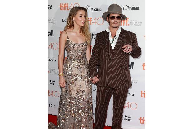 Während im neuesten Prozess Johnny Depp zwar eine Teilschuld zugestanden wurde, muss Amber Heard ihrem Ex Entschädigung dafür zahlen, dass sie ihn als Gewalttäter dargestellt hat. Die Schauspielerin arbeitet zurzeit am Berufungsverfahren.