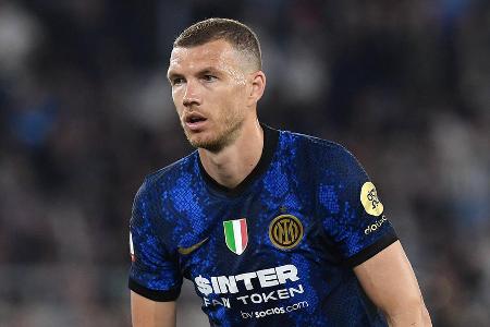 Edin Dzeko (Inter) - Vertrag bis 2023 - Laut der 'Bild'-Zeitung käme Edin Dzeko für den FC Bayern in Frage, sollte der Rekordmeister einen Oldie suchen, der Bundesliga-Erfahrung mitbringt. Dem Bericht zufolge wäre ein Mittelstürmer-Routinier wie der 36 Jahre alte Ex-Wolfsburger eine ernsthafte Alternative, sollte der FC Bayern im höchsten Regal, wie bei Harry Kane und Co., scheitern.