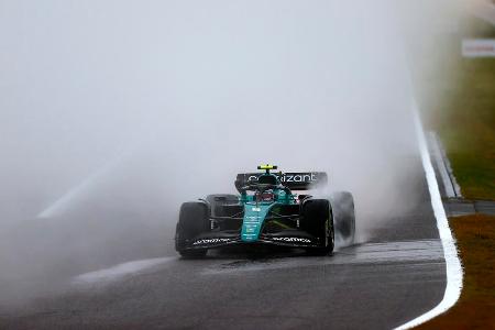 Noten und Einzelkritik zum Großen Preis von Japan - Max Verstappen ist vorzeitig Formel-1-Weltmeister 2022! Der Red-Bull-Pilot gewann das verkürzte Regenrennen von Suzuka und machte damit die Titelverteidigung perfekt. Sergio Pérez und Charles Leclerc belegen die weiteren Podestplätze. Sebastian Vettel glänzt auf seiner Lieblingsstrecke. Alle F1-Stars in der Einzelkritik: