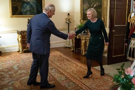 König Charles III. begrüßt Liz Truss mit den Worten 