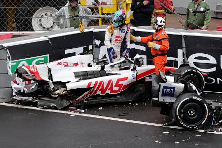 Haas erhöht den Druck - Aufgrund der Punkte-Flaute und der millionenschweren Crashs zeigt sich Haas im Frühsommer unzufrieden mit Schumacher. 'In der Formel 1 hat man nicht ewig Zeit', sagte Teamchef Günther Steiner in Richtung des Deutschen und zählte ihn an: 'Es gibt eine Schlange von Fahrern, die dort fahren wollen.' Laut dem Portal 'f1-insider.com' gab es sogar Pläne, Mick vorzeitig auszutauschen, die am Veto Ferraris gescheitert sein sollen.
