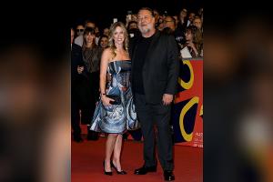 Russell Crowe zeigt endlich seine Liebe auf dem roten Teppich