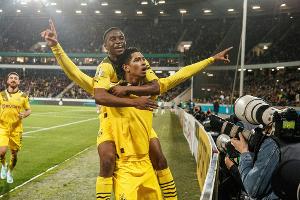 Eigentor und Elfmeter: Dortmund mühsam im Achtelfinale