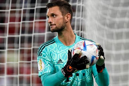 FC Bayern - TOR: Sven Ulreich - Note: 4,0 - Brachte mit seinen Schwächen im Spielaufbau gerade in den ersten Minuten viel Unruhe ins Spiel seiner Mannschaft. Hielt zudem nur einen Schuss, der auf sein Tor kam. Zumindest das erste Gegentor war wohl nicht völlig unhaltbar.