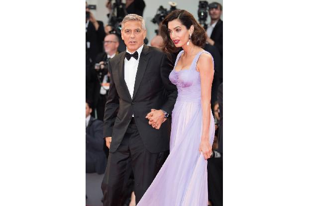 George Clooneys Heiratsantrag für Amal lief nicht ganz so glatt, wie er es gehofft hatte. Als Teil seines ausgefeilten Plans hatte der Schauspieler beim romantischen Dinner die Kerze auf dem Esstisch ...