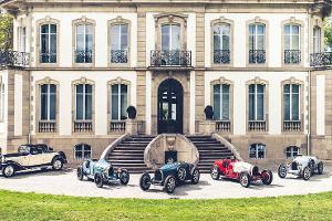 Bugatti Type 49, Type 35B, Type 37, Type 51 Gruppenbild vor Château Saint Jean in Molsheim.