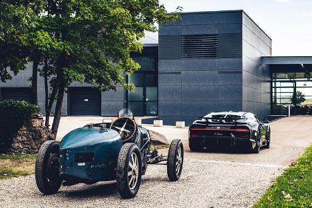 Bugatti Chiron und Vorkriegs-Sammlung, Gruppenbild im Park von Château Saint Jean in Molsheim.