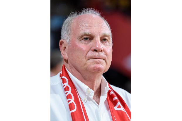 Uli Hoeneß musste ebenfalls in Landsberg am Lech einsitzen. Die Bayern-Legende stellte sich zwar 2013 selbst der Steuerbehörde, ließ sich aber im anschließenden Verfahren nur nach und nach Einzelheite ...