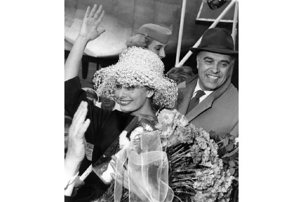 Manch ein Promi nimmt den Kampf gegen die Steuerbehörden aber auch gern auf: Die mittlerweile 88-jährige Sophia Loren führte rund 40 Jahre lang einen Kleinkrieg mit den italienischen Eintreibern, es g ...