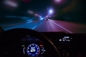 So sehen Sie bei Nachtfahrten mehr