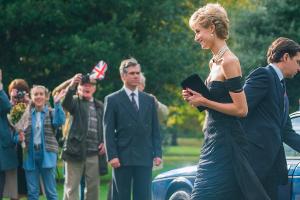 Elizabeth Debicki sorgt mit Diana-Kleid für "Wow-Moment" am Set
