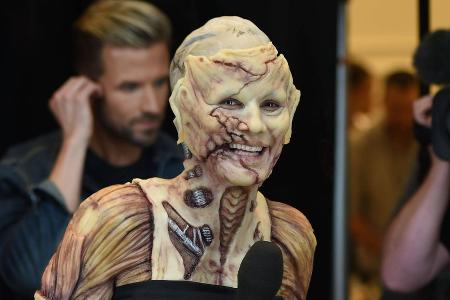 Braungebrannt und nackt: Heidi Klum postet Halloween-Vorbereitung