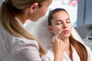 Botox oder Hyaluronsäure? Wann welche Behandlung sinnvoll ist