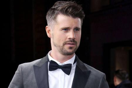 Moderator Thore Schölermann meldet sich für Dienst an der Waffe bereit