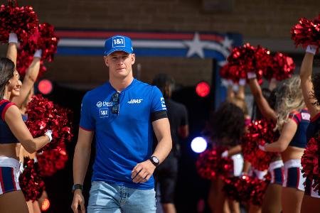 Spannender Poker um Mick Schumachers F1-Zukunft - Mick Schumacher ist weiterhin ohne Cockpit für die kommende Formel-1-Saison. Nachdem die Optionen des Haas-Piloten weiter geschrumpft sind, steht 'die Woche der Entscheidung' bevor. Die letzten Monate waren eine Achterbahnfahrt für den Sohn von Rekordchampion Michael Schumacher. So läuft der spannende Poker um die Zukunft des 23-Jährigen: