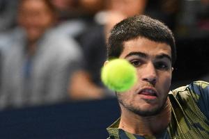 Alcaraz mit Mühe ins Achtelfinale von Basel