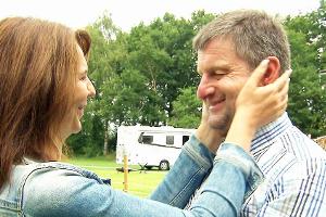 "Bauer sucht Frau": Heiße Küsse am Wasser und geschälte Wassermelonen