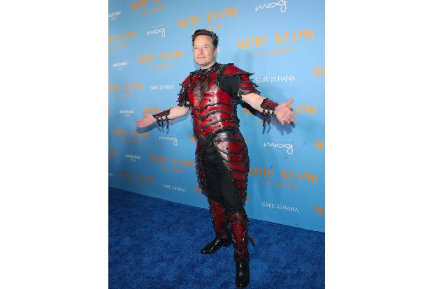 Elon Musk hatte offenbar trotz der 44 Milliarden Dollar, die er gerade für Twitter ausgegeben hat, noch ein paar Kröten übrig: Sein Leder-Kostüm 'Devil's Champion' soll ihn 7.500 Dollar gekostet haben.