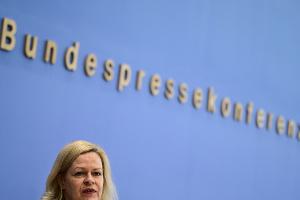 "Fatales Zeichen": Harsche Kritik an Faesers Katar-Besuch