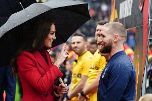 Prinzessin Kate feuert englisches Rugby-Team im Regen an