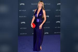 Nach Wurmkostüm folgt lila Glamour: Heidi Klum lässt tief blicken