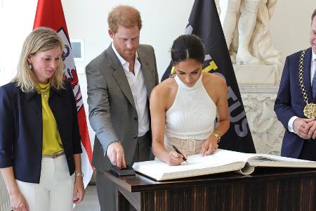 Prinz Harry lacht im Sonderzug: Neue Bilder vom Düsseldorf-Besuch