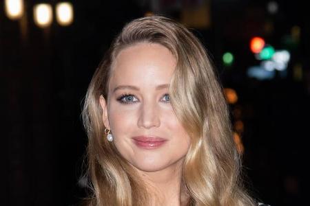 Am Broadway würden sich sicher sofort sämtliche Türen öffnen, wenn Jennifer Lawrence Theater spielen wollte, aber der 'Tribute vom Panem'-Star hat zu große Angst, dass die Stimme versagt oder etwas anderes schiefgeht. Und…