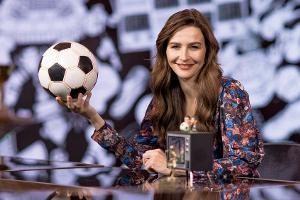 Sport meets Comedy: Katrin Bauerfeind nimmt sich den Fußball zur Brust