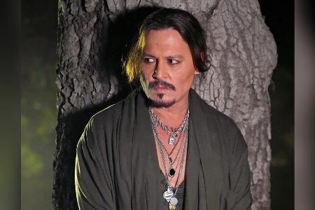 Fashion-Show von Rihanna: Johnny Depp zeigt sich im Pyjama im Wald