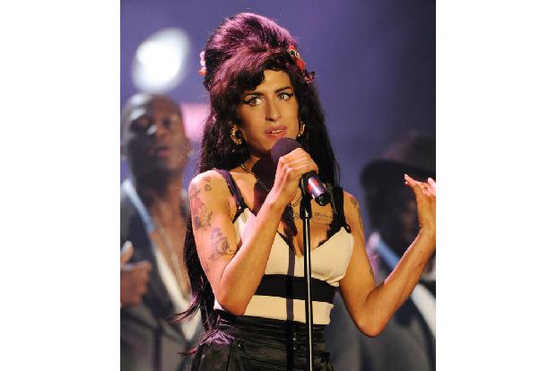 Zum Glück hat Millie aber noch ein Ass im Ärmel: Amy Winehouse wäre ihr auch recht, und die kann zumindest nichts mehr dagegen haben. 