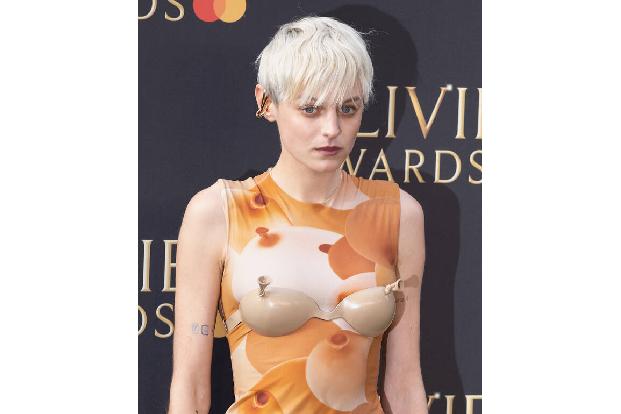 Manche Wünsche erfüllen sich unkomplizierter als erwartet, denn als sich Emma Corrin zum ersten Mal mit ihrem Agenten traf, fragte der, von welchen Rollen sie träumte. 