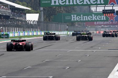Die Startaufstellung zum Brasilien Grand Prix - Mercedes und Ferrari haben Weltmeister Max Verstappen überrumpelt - zumindest im Sprint von Brasilien. Silberpfeil-Pilot George Russell gewann am Samstag das Kurzrennen in Sao Paulo und sicherte sich damit den ersten Startplatz für den Grand Prix am Sonntag. Das ist die Startaufstellung: