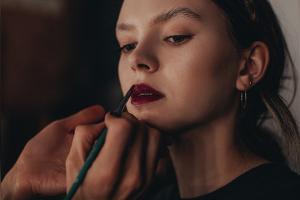 Mit diesem Lippenstift-Trick wirken die Zähne weißer