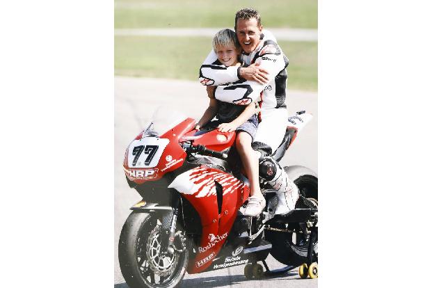 Ob auf zwei oder vier Rädern... - Im Alter von neun Jahren ist Mick Schumacher längst von der großen Motorsportbegeisterung gepackt. 2008 sitzt er zum ersten Mal selbst im Kart und fährt seine ersten Rennen. Damals noch unter dem Geburtsnamen seiner Mutter als Mick Betsch, um zu große Aufmerksamkeit zu vermeiden. Bei Papa Michael, der inzwischen zum ersten Mal vom aktiven Rennsport zurückgetreten ist, darf er sogar schon mit auf dem Motorrad sitzen.